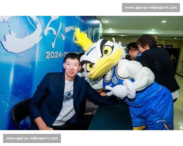 周琦爱子幼儿园毕业！与男篮叔叔互动害羞萌翻全网