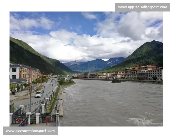 背起百岁奶奶看球赛:116 岁库尔班罕的足球圆梦之旅 背起百岁奶奶看球赛:116 岁库尔班罕的足球圆梦之旅