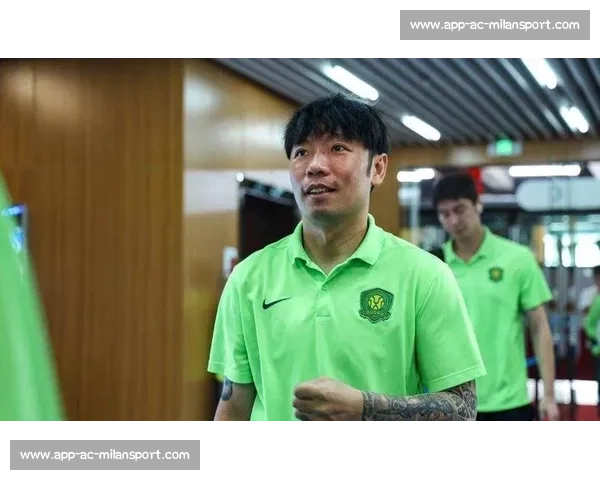 李磊 200 战获纪念球衣 与张稀哲 400 战传奇合影致敬队史